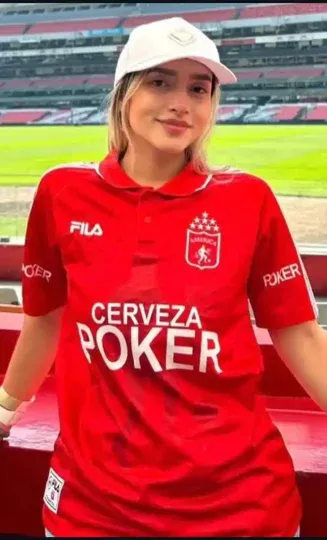 Lampara externa Hincha 3 del mes, 17-20-2025, con camisa retro fila.